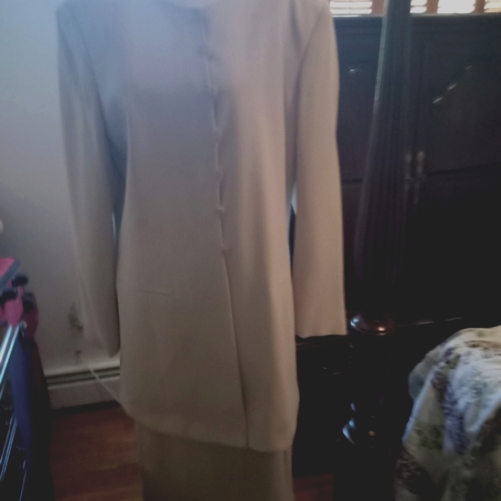 JONES NEW YORK  SIZE 12 SUIT CREAM